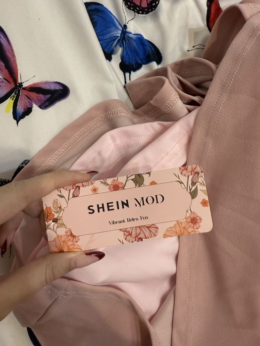 vand rochie roz cu eticheta