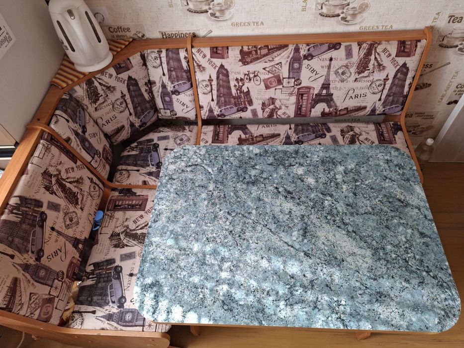 Продам кухоный стол и диван