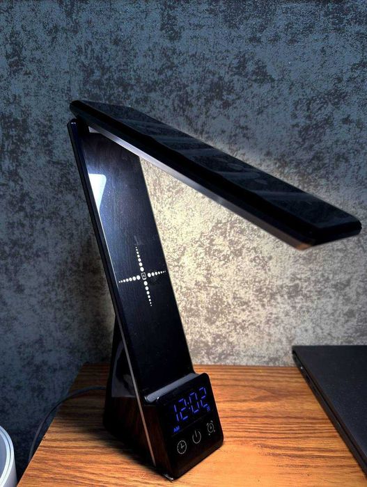 Настольная LED-лампа с беспроводной зарядкой, часами и будильником