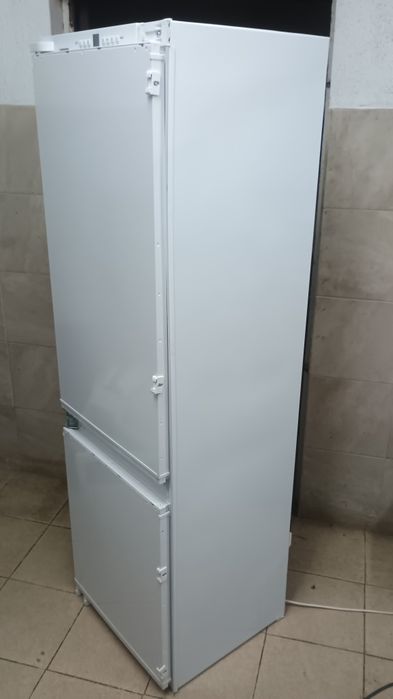Хладилник с фризер за вграждане Liebherr