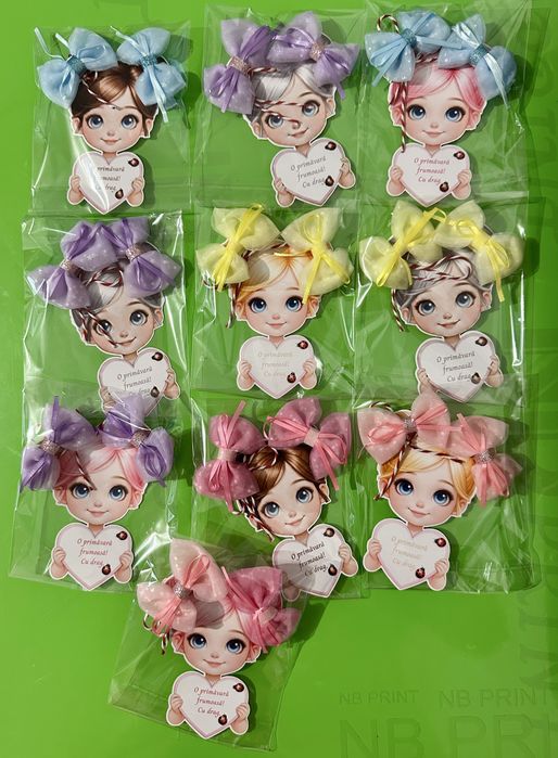 Martisoare : cleme de par, ciocolata kinder, margarete parfumate ,