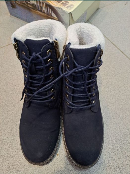 Продам Ботинки женские