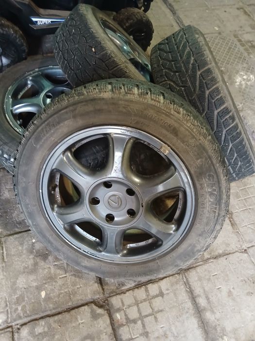 Гуми с джанти, може и по - отделна.
