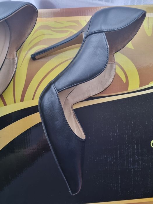 Pantofi de piele stiletto