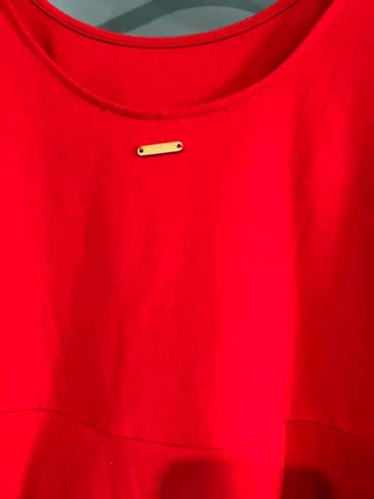 Червена рокля Guess