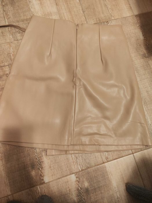 Бежова, кожена пола