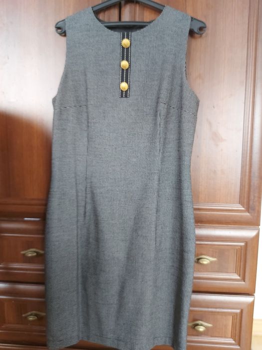 Елегантна рокля с копчета