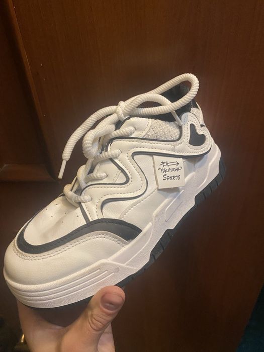 Кроссовки новые черно белые