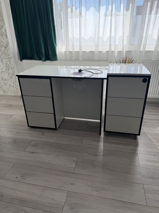 Vând masă de manichiură realizată pe comandă, ideală pentru un salon modern și elegant.