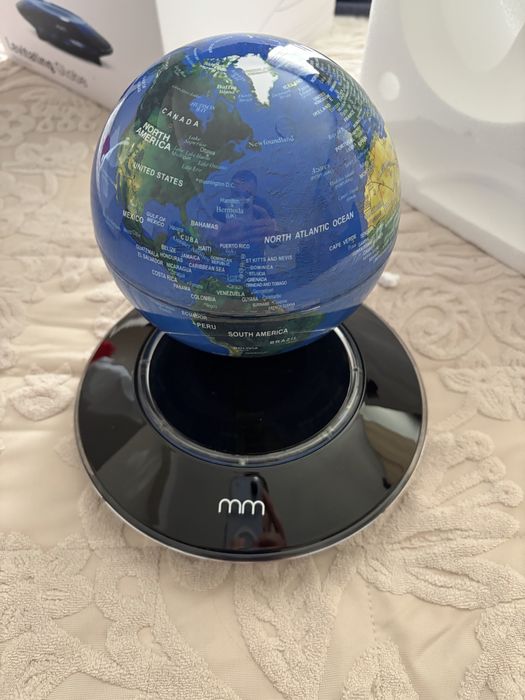 Glob pamantesc cu levitatie magnetica