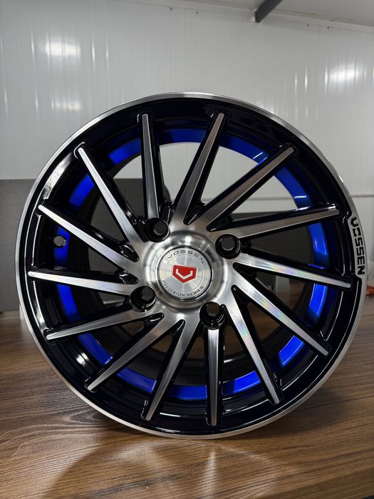 Vossen diska R13 Qora Qizil va Kok rangdagisi bor