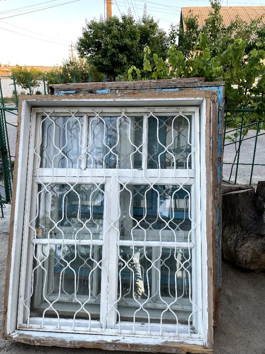 Рамка окон в хорошем состоянии с решетками