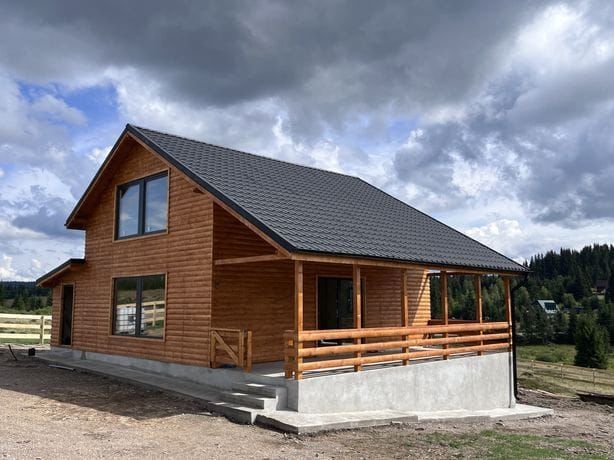 Vând și realizez cabane din lemn