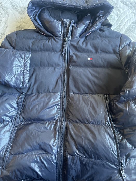Продавам тъмно синьо мъжко яке с качулка Tommi Hilfiger размер XL