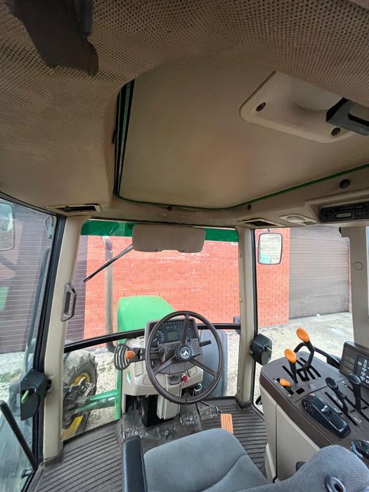 John Deere трактор