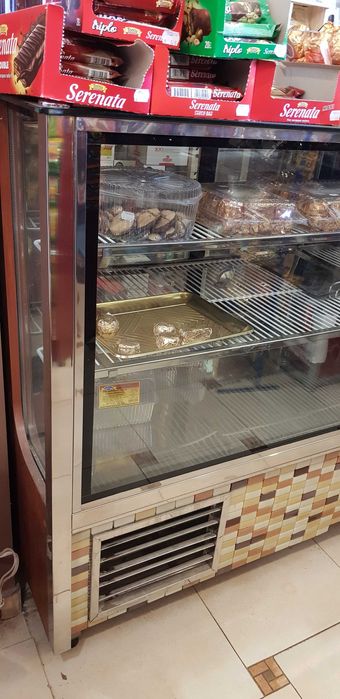 Сладкарска хладилна витрина за торти