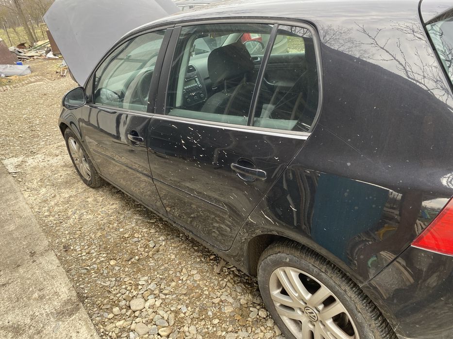 Vand Volkswagen golf 5 sau dezmembrez