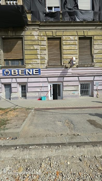 Vând spațiu comercial