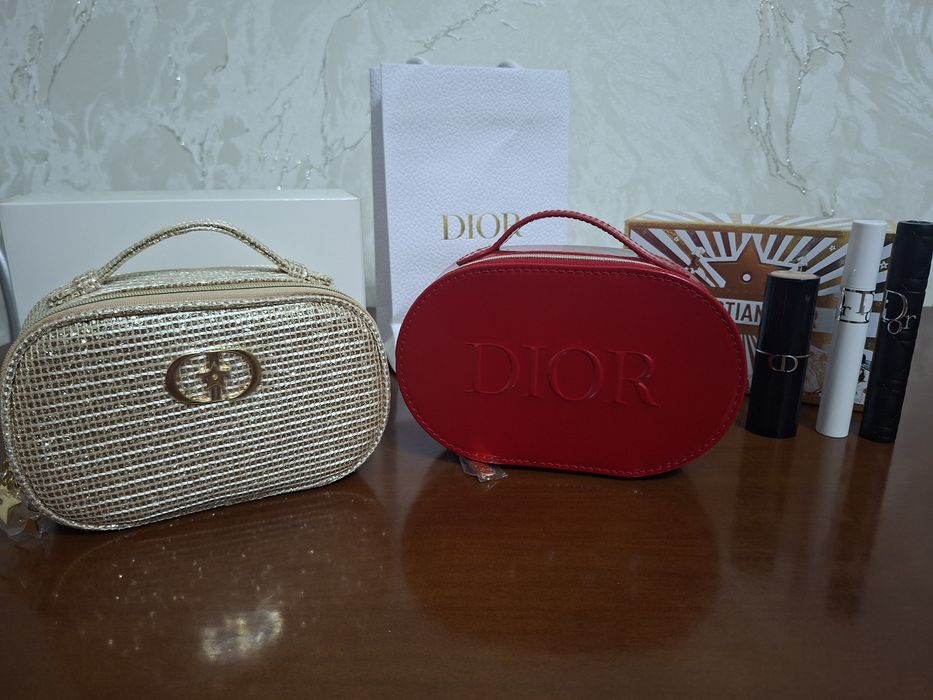 В подарок новые косметички Dior, оригинал