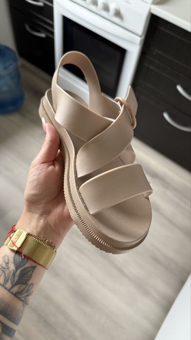 Легкие сандали бежевые