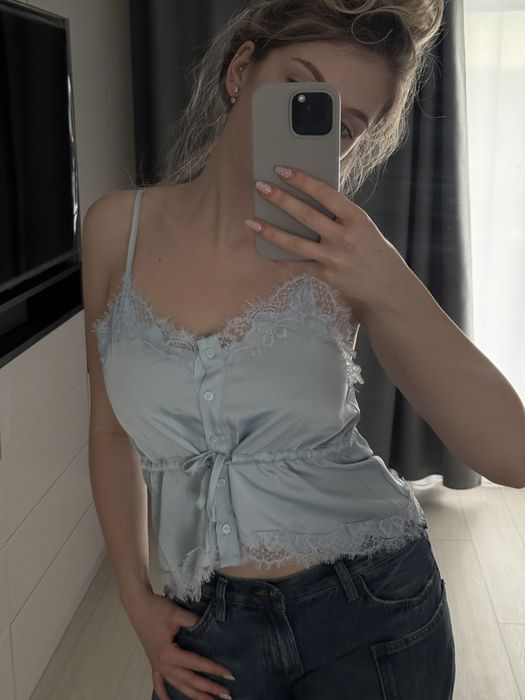 Top satinat albastru deschis cu nasturi & dantelă Zara / NOU