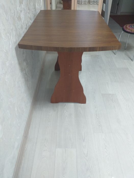 Продаётся стол .