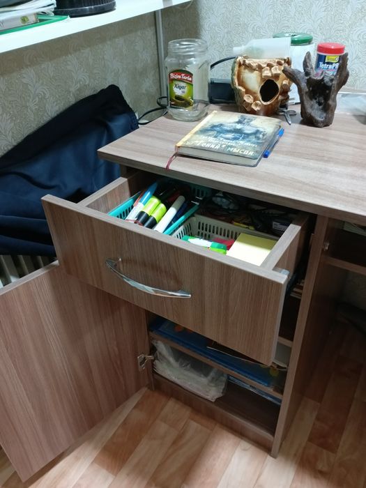 Стол в хорошем состоянии.