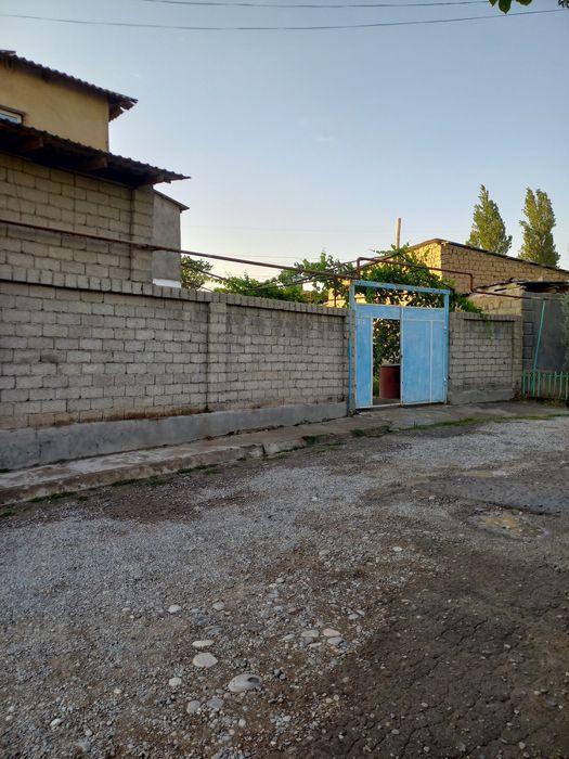 Uy sotiladi Qibray uzumzor mahallasida