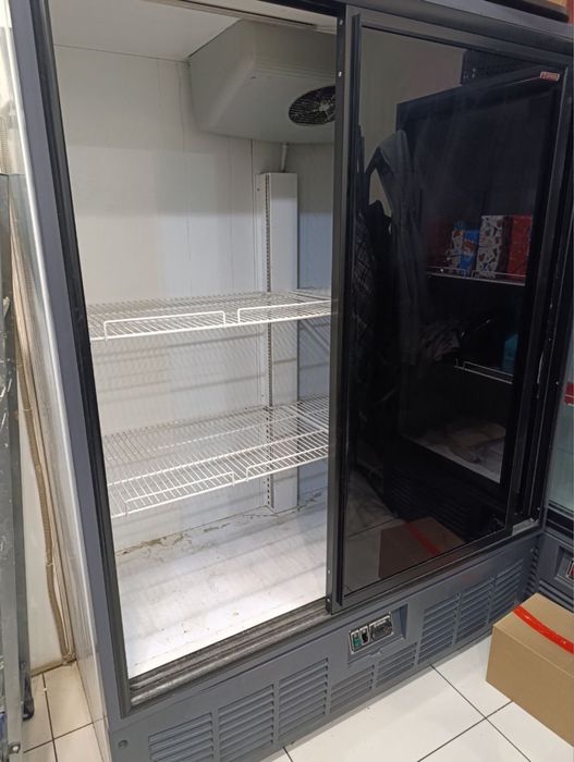 Продам виртриный холодильный шкаф