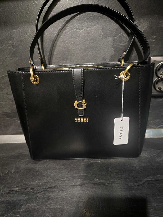 Продавам чанта нова черна  GUESS