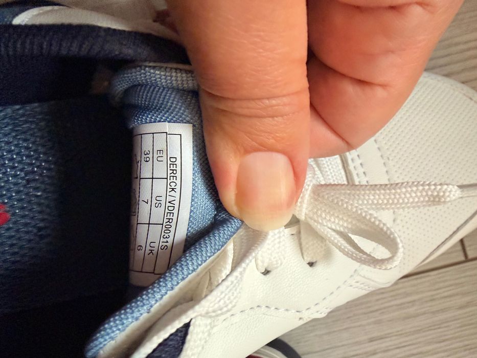 Нови оригинални обувки Levi’s, номер 39