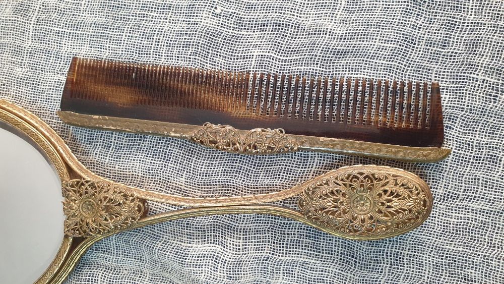 Кристално двулицево огледало и гребен