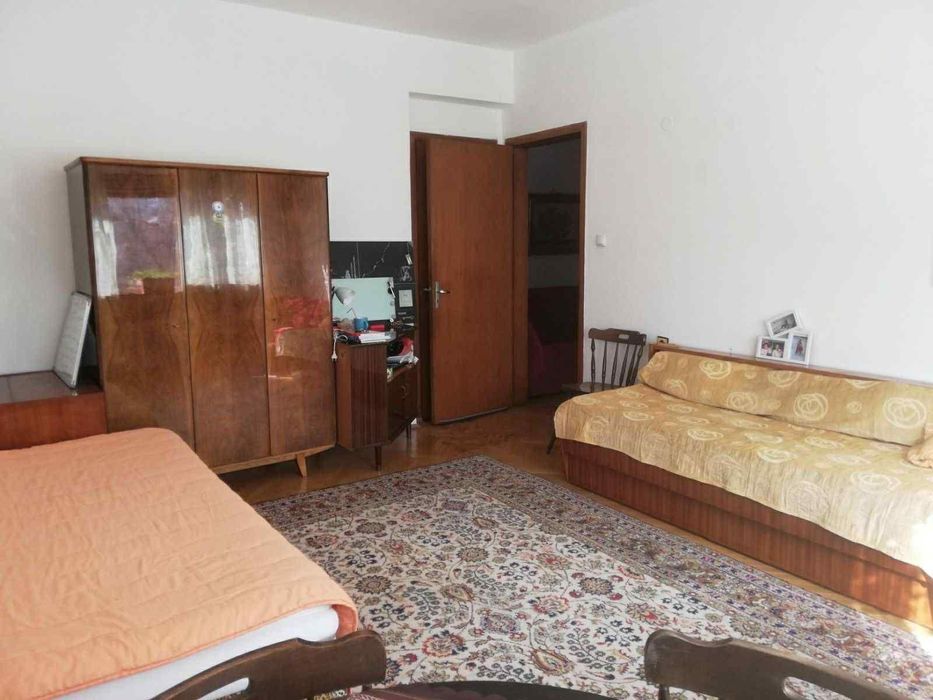 Дава се под наем Тристаен апартамент в София, Център - 130 кв.м за 757.86 € - Снимка #1