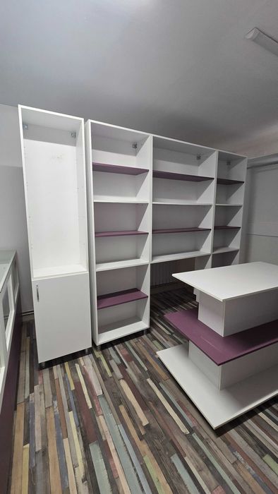 Vând Mobilier comercial realizat la comandă