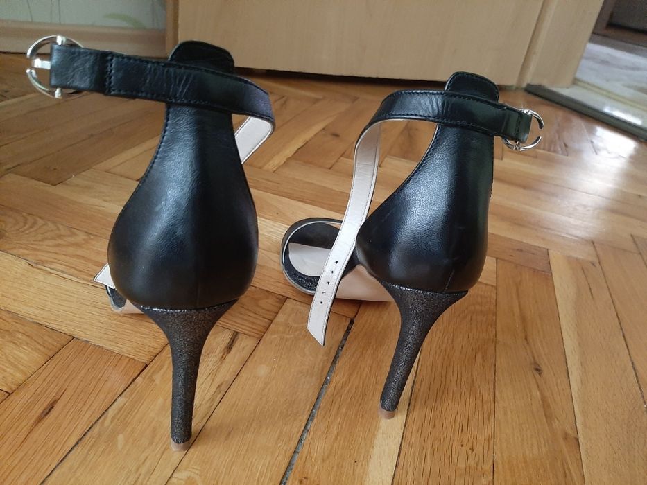 Черни сандали на ток