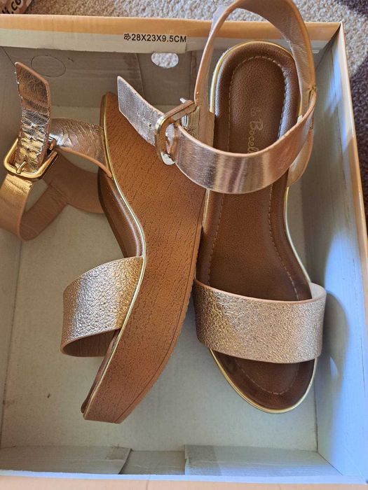 Дамски сандали на платформа