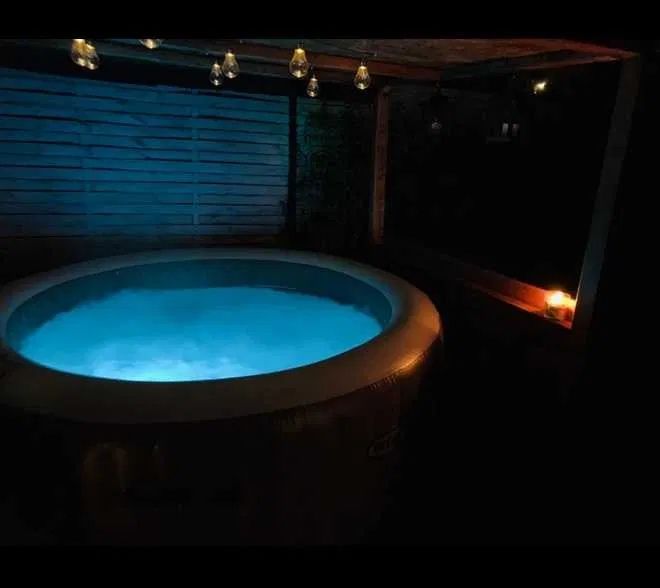Cabana ciubar, jacuzzi, cupluri,