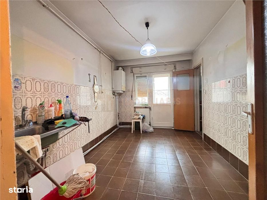 Apartament 3 camere  zona Casa de Cultura