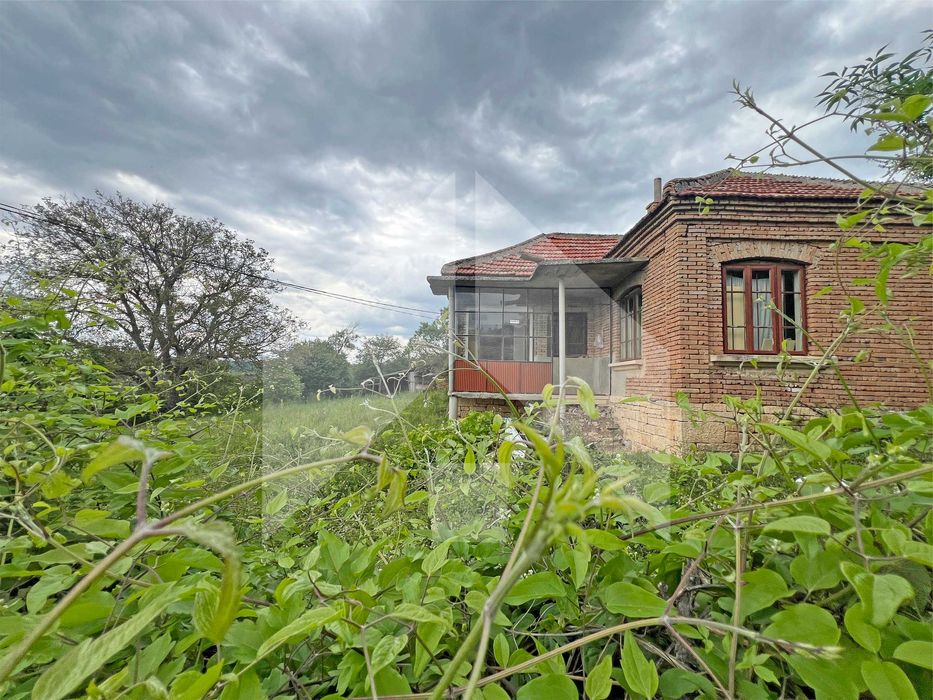 Продава тухлена селска къща в ЕКО село Беджене, община Нови пазар.