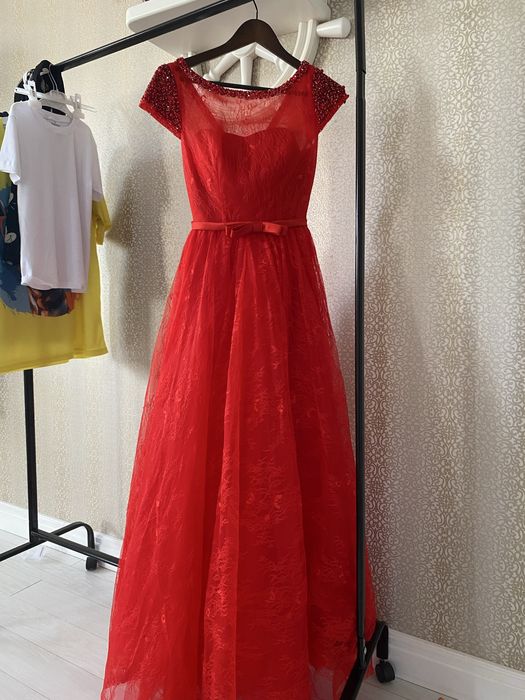 Красное красивое платье