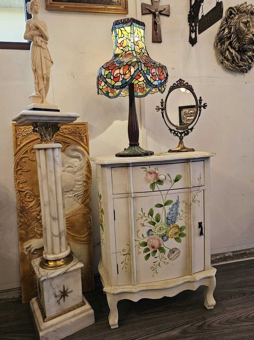 Comodă vintage pictată manual