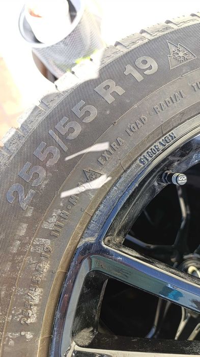 четири зимни джанти 19" инча и нови зимни гуми на 500км пробег.