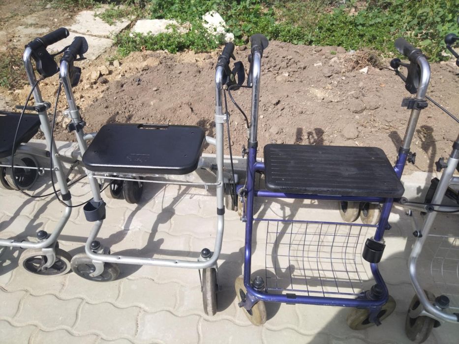 Проходилка ролатор/сгъваема/със седалка.
Здрава без забележки.
Сгъва с