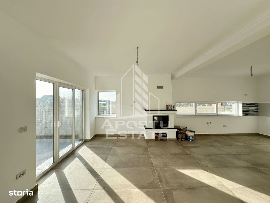 Jumatate de duplex cu 4 camere de vanzare, Becicherecu Mic