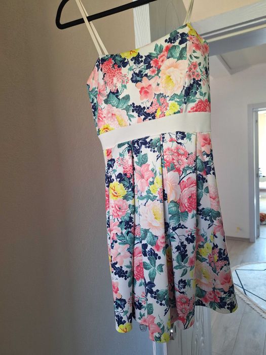 Рокля с цветчета и плътненки много нежна