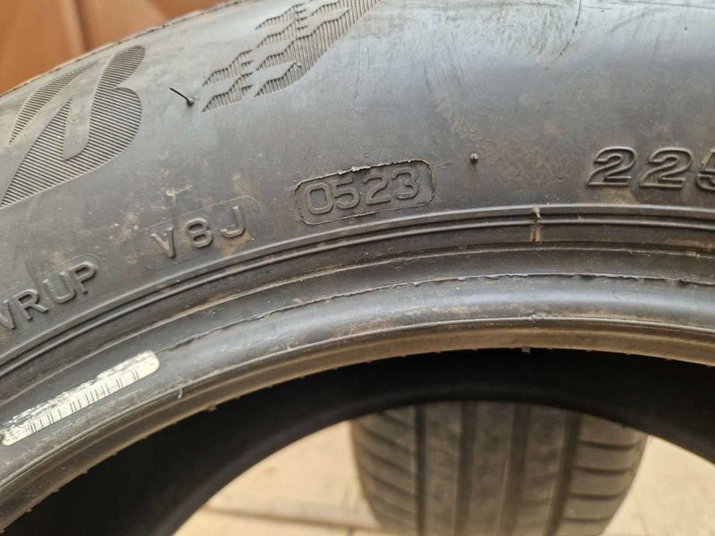 2 anvelope de vara Bridgestone R17 225/55 DOT0523