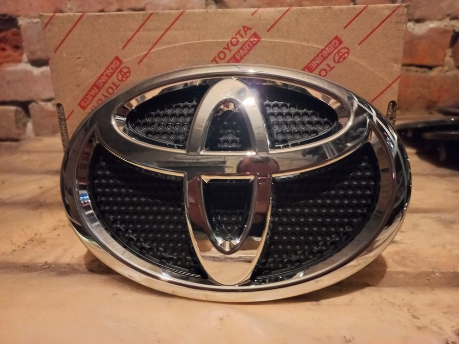 Емблеми за различни модели Тойота и Лексус