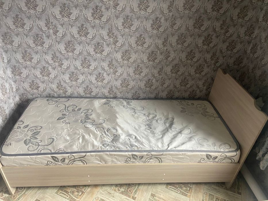 Продам кровать с матрасом