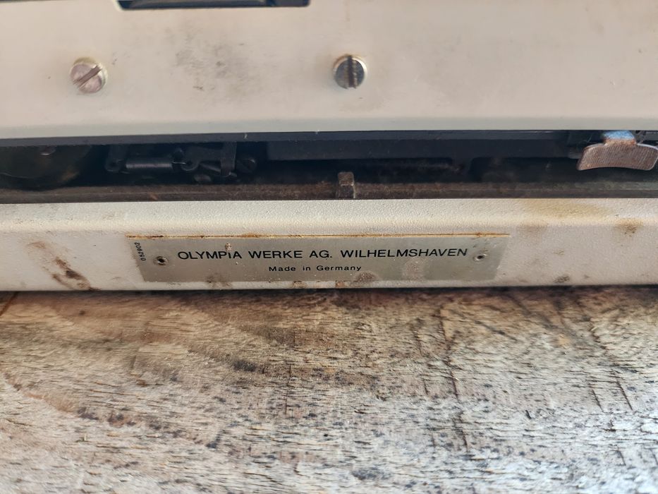 Mașina de scris OLYMPIA Traveller