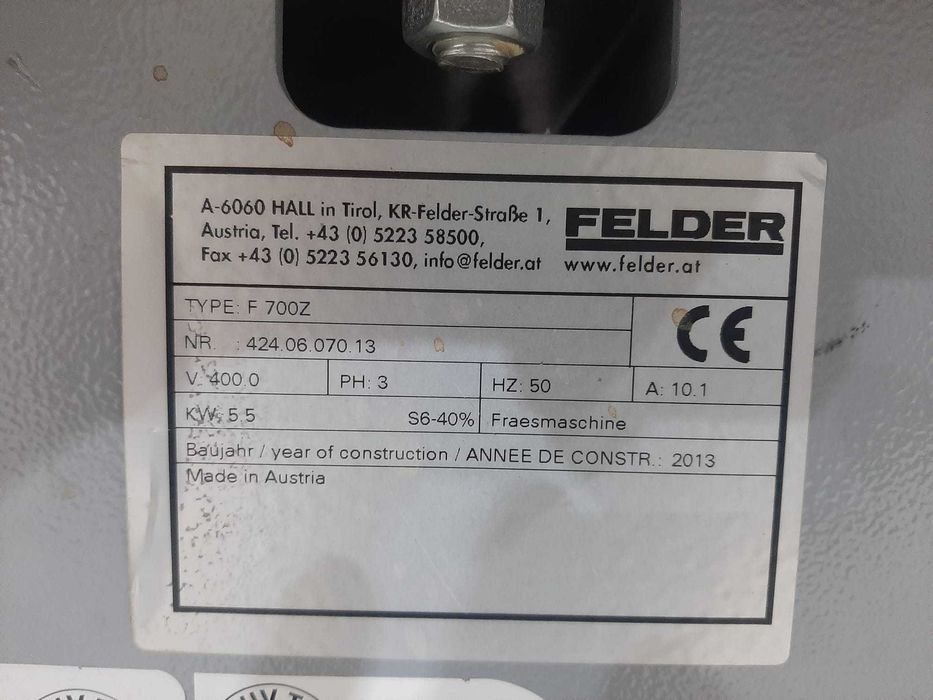 Masina de frezat cu ax inclinabil si avans mecanic